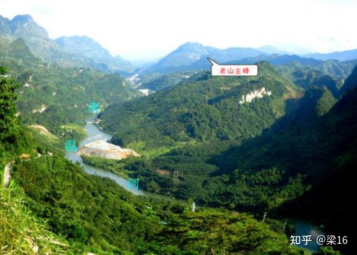 更重要的是,老山与八里河东山就如两扇大门牢牢的守在麻栗坡至越南河