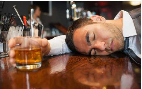 在得知酒是违禁物品不能带上火车后,她直接打开瓶子一饮而尽