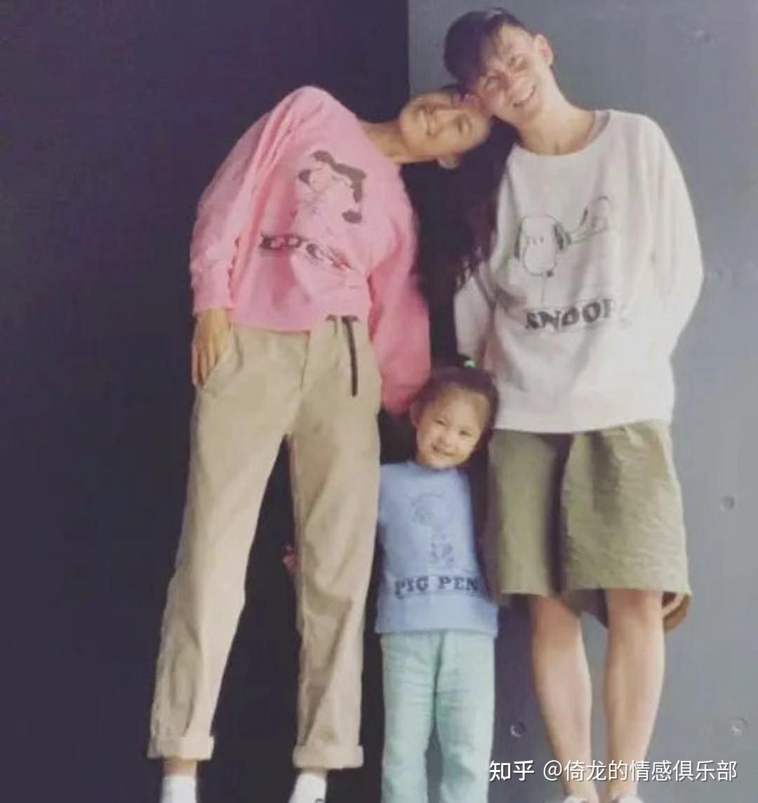 陈冠希与刘嘉玲亲密搂肩合影，尊称她是“时尚导师”_娱乐频道_凤凰网