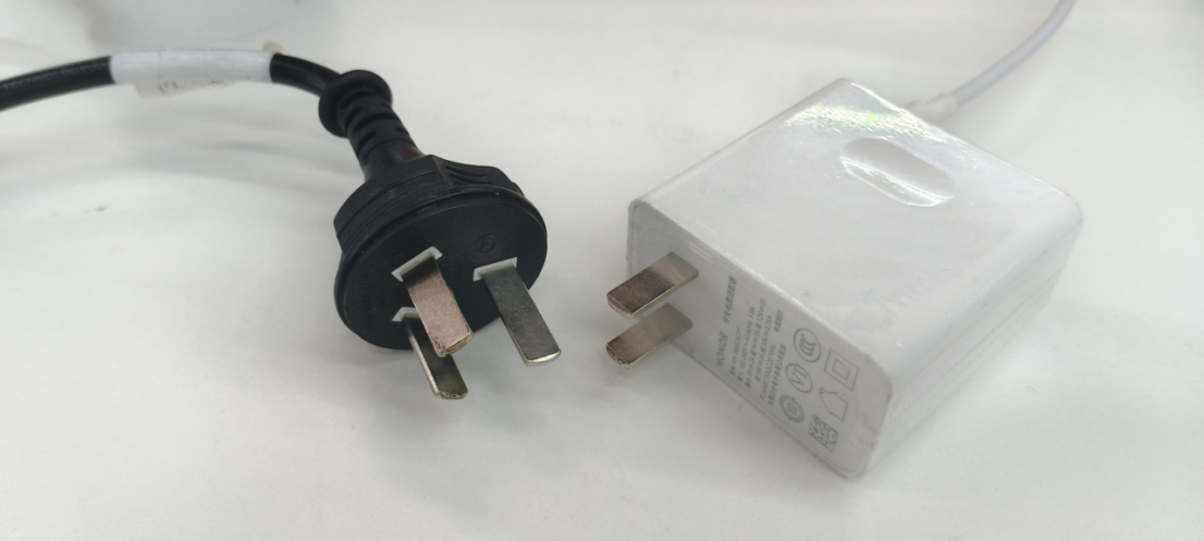 为什么有些电器必须用三脚插头,有些却能用两脚?