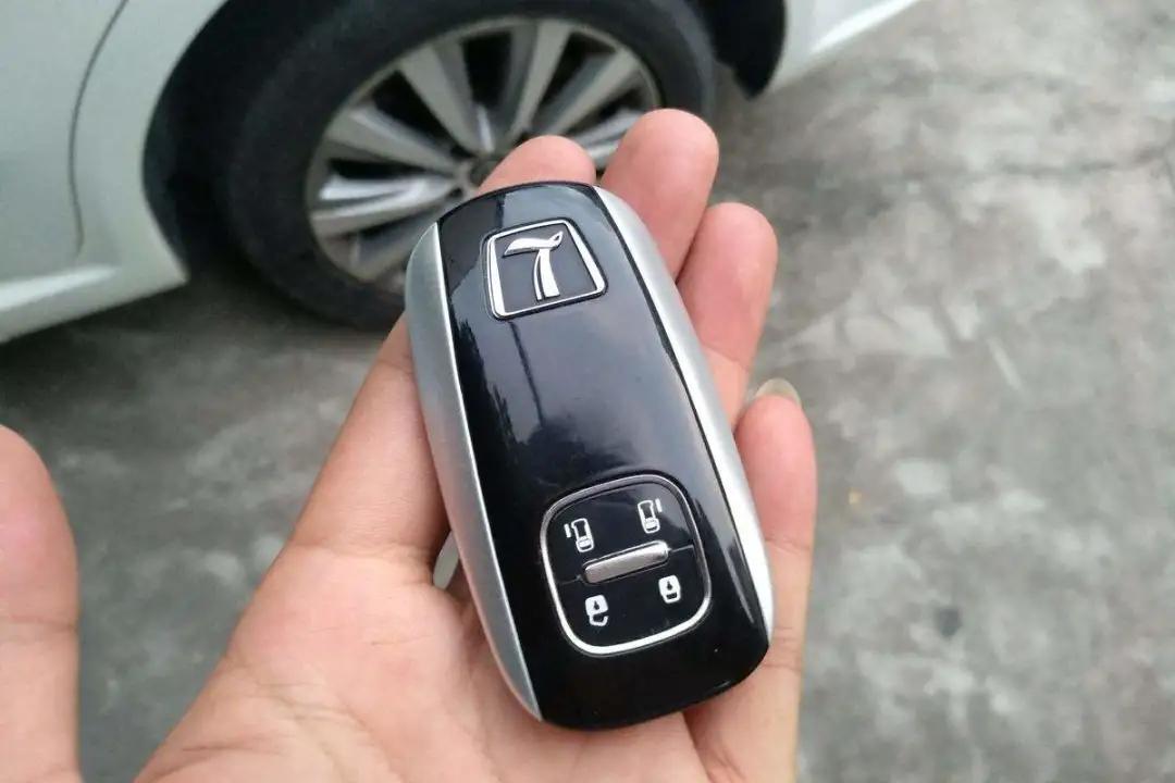 钥匙打火看看,没想到老板头也不抬的来了一句——另外也很好奇,纳智捷