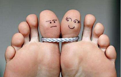 记得一个女性朋说过,闻了老公脚臭味十几年,老公只要出差了,家里没有