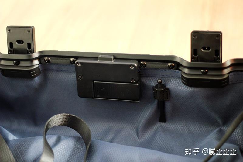 然后拿出旁边的小工具,按一下这个内凹的指纹录入按钮.