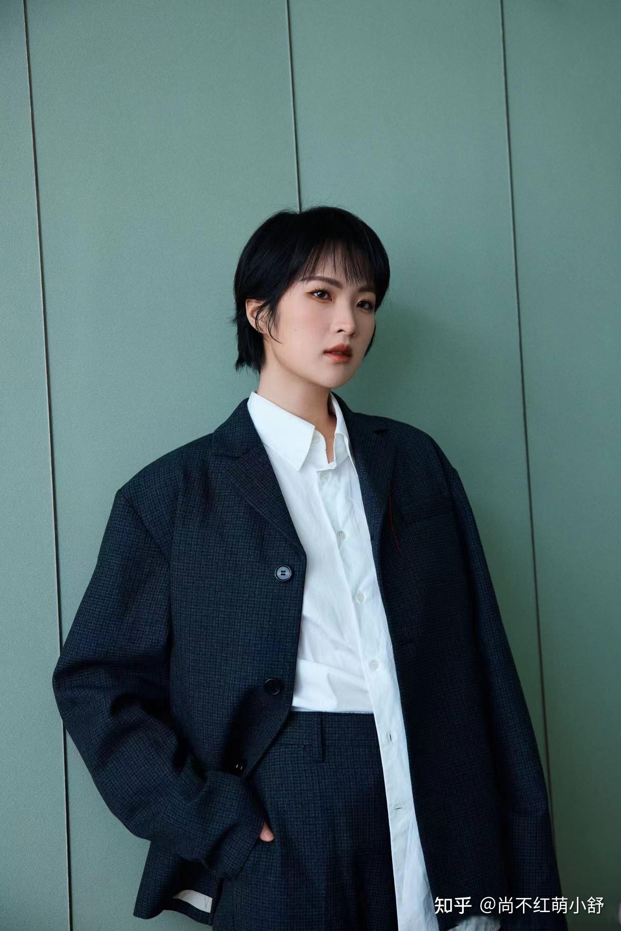 任正非之女姚安娜的新发型真利落但是量感不太匹配太显man