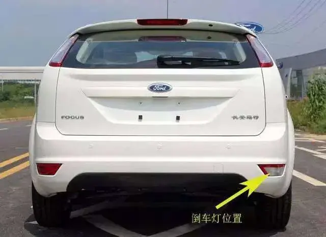 为什么很多汽车只有一个倒车灯?真相竟然是.