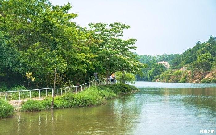 就在王子山森林公園旁,左擁雁鷹湖,右伴王子山,聽上去真的還挺不吹哪