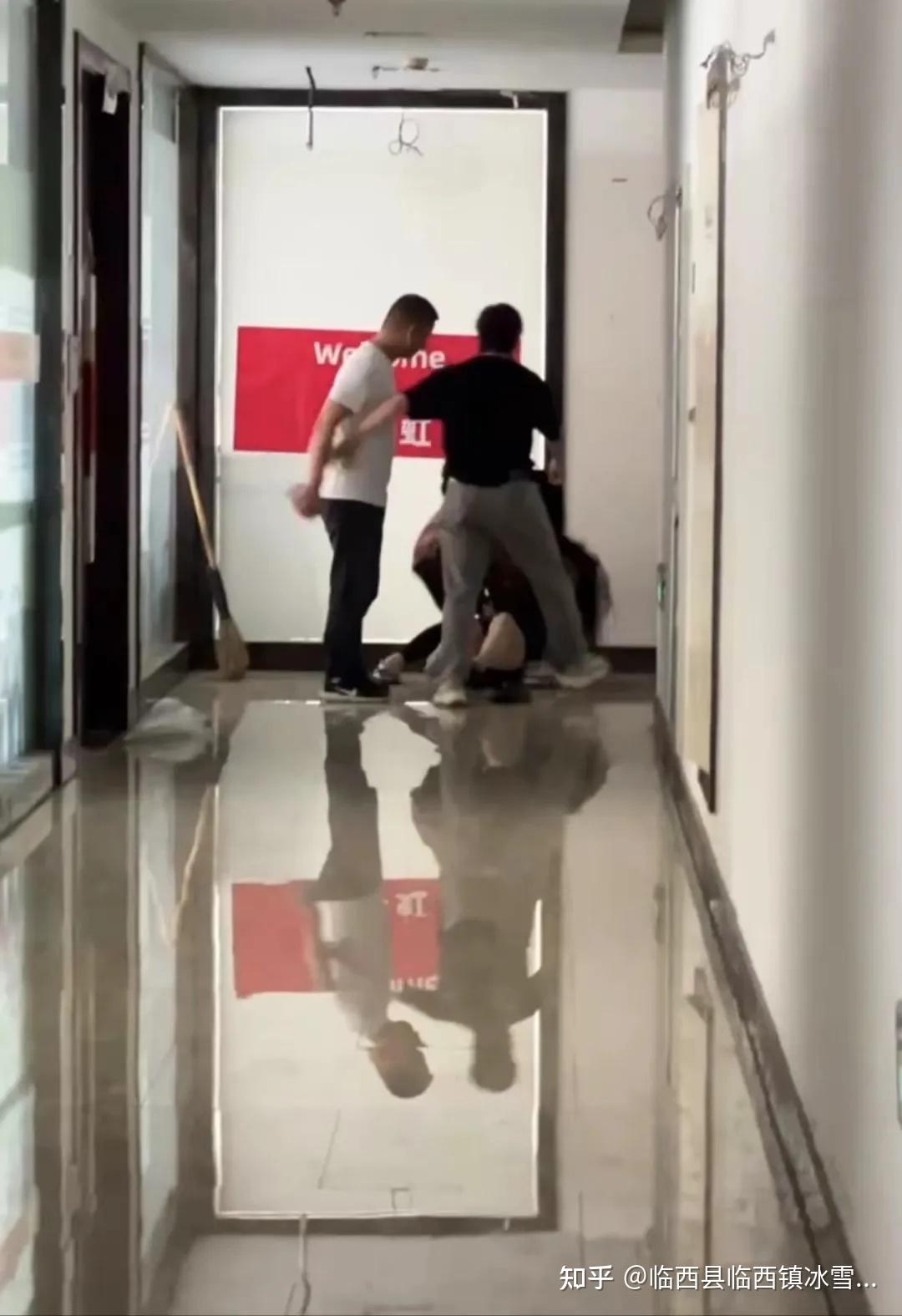 老板出轨员工被怀孕妻子发现后暴打小三,现场视频流出网友:下手狠很