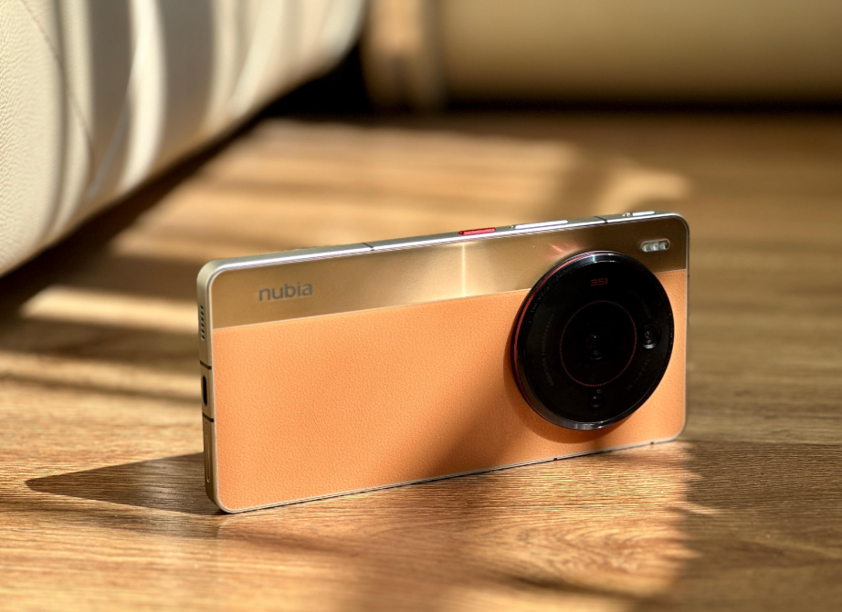 努比亚z50s pro搭载骁龙8gen 2处理器,并且是升频版,有更高的主频