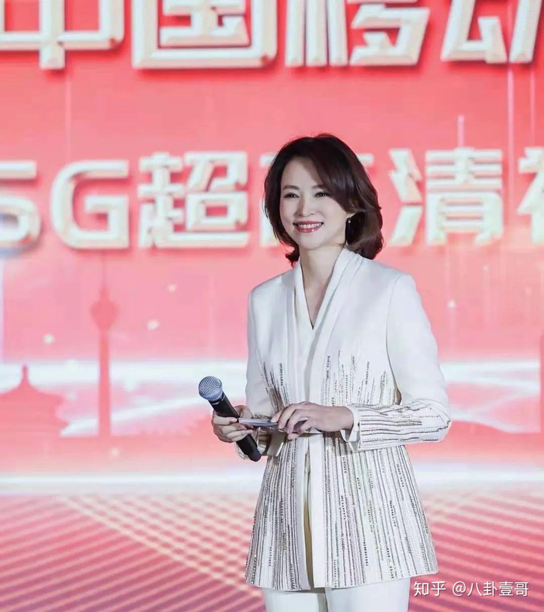 董卿 董卿现身央视活动，网友称赞知性优雅，父亲曾不同意她当主持人- 知乎