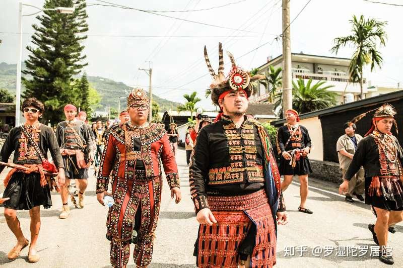 和台东县,其余散居于台湾全岛,使用排湾语(属南岛语系南台湾南岛语族)