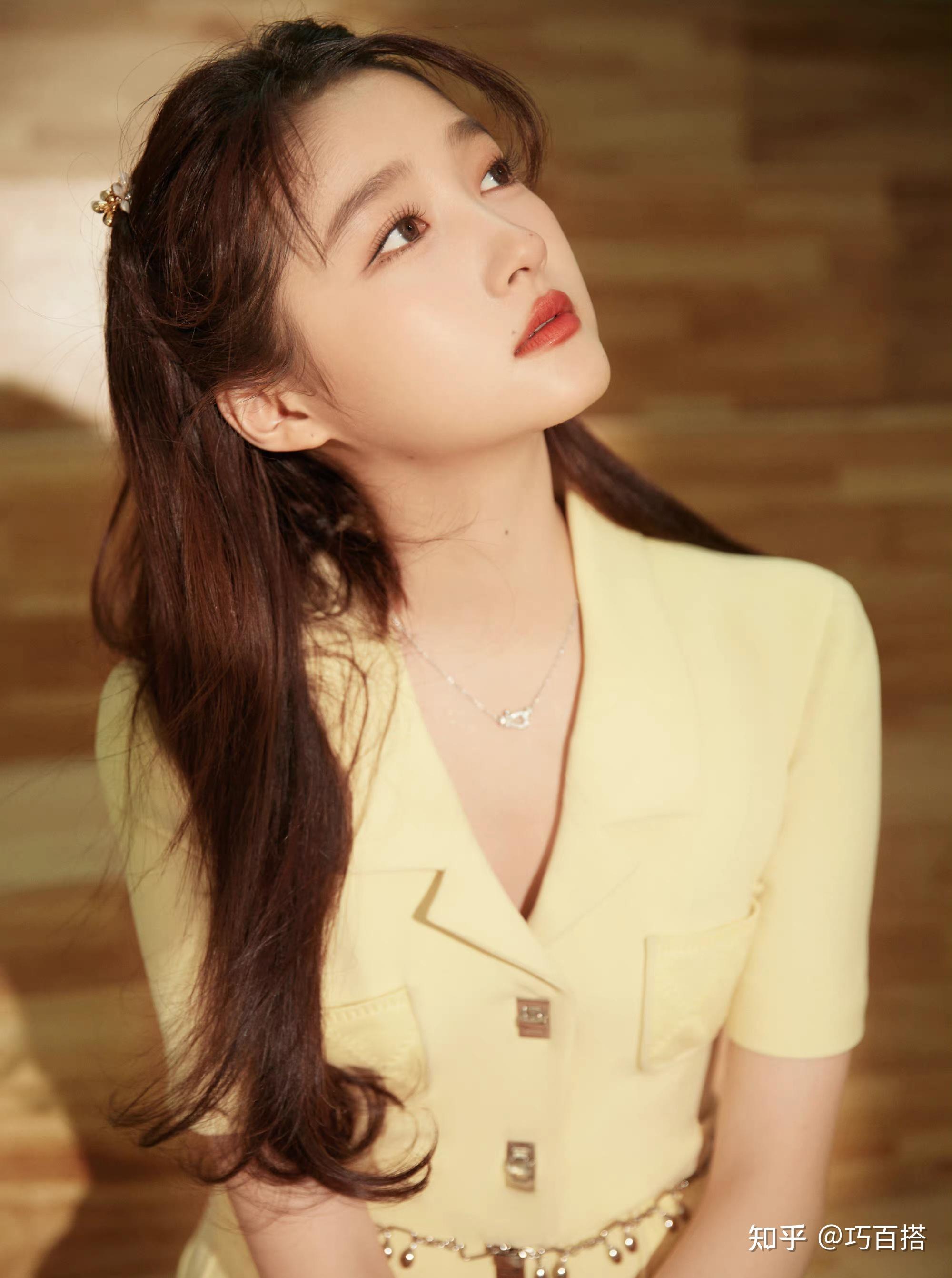 关晓彤再登央视,五四晚会造型活力满满,大长腿就是要穿短裙