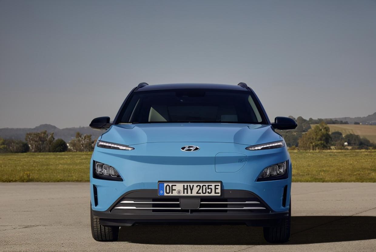 分体大灯现代发布新款konaev车型官图