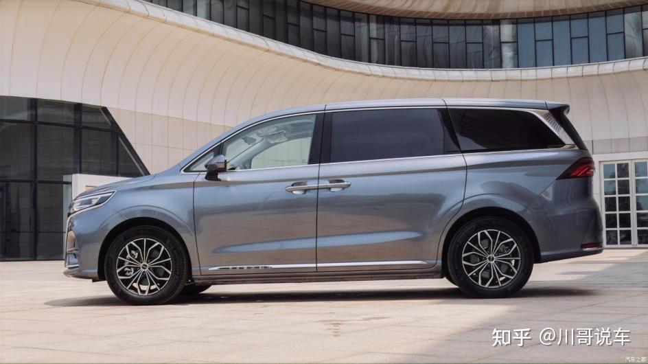 侧面看,荣威imax8 ev很有力量感,饱满敦厚的车身加上五花式轮毂点缀