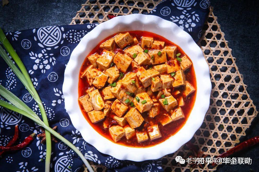 麻婆豆腐做法:豆腐切丁,香葱,生姜,大蒜,干辣椒切细末备用.