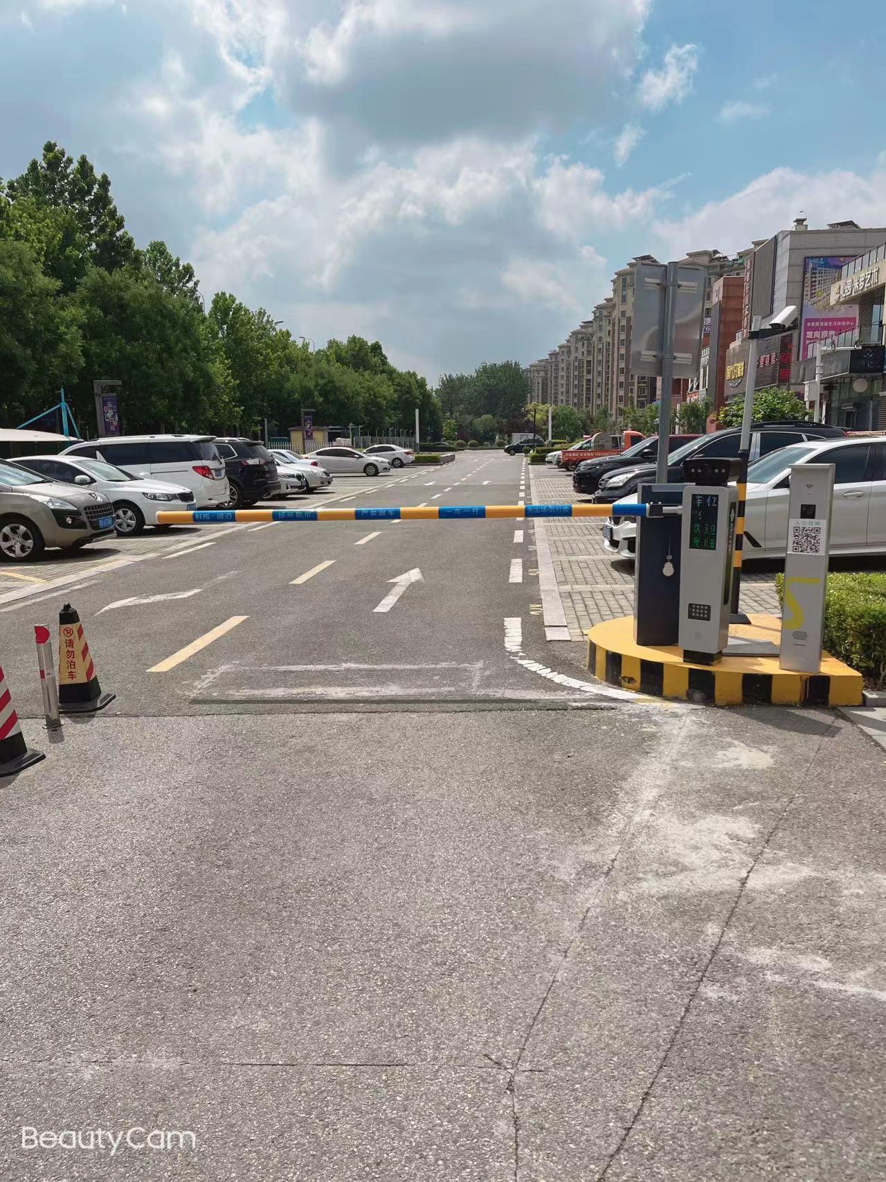 为实现青岛城中城商业街出入口通畅,停车管理有序,实现停车场管理的高