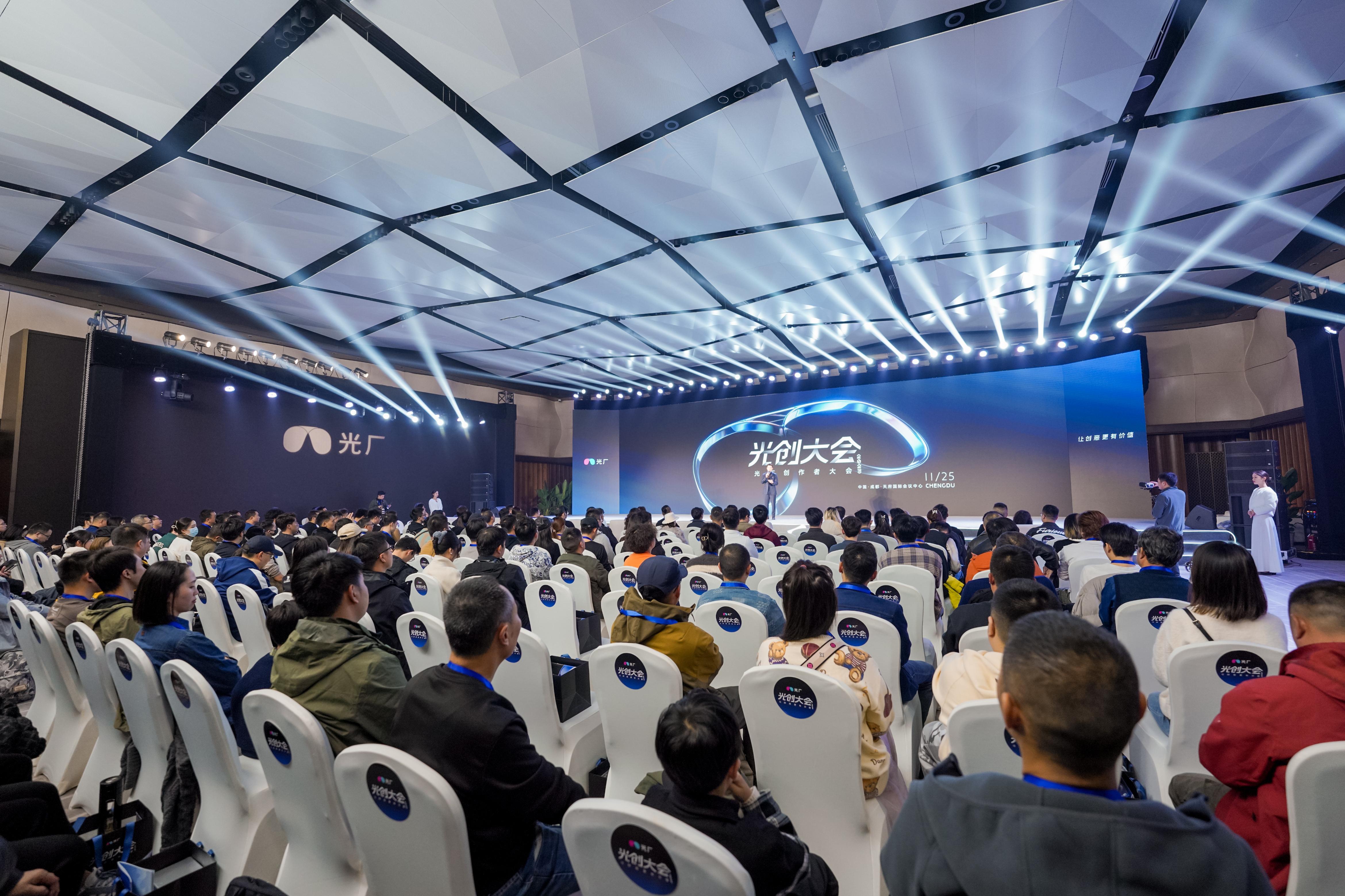 设置了多个互动装置,优秀创作者作品展播区,品牌打卡点等,成都迪比特