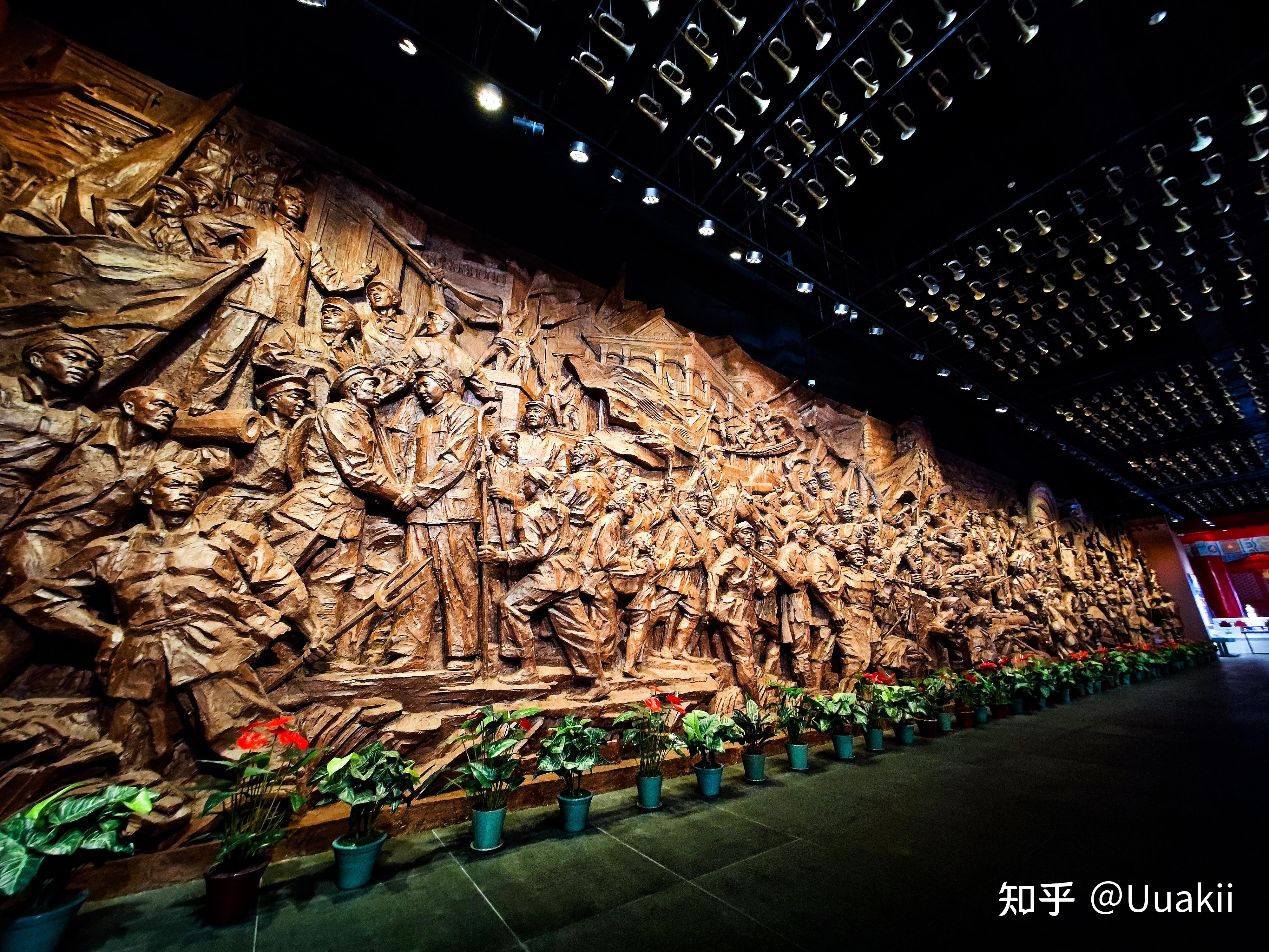 "星火燎原"和"中流砥柱"浮雕墙一条小船,诞生一个大党,"红船精神"同