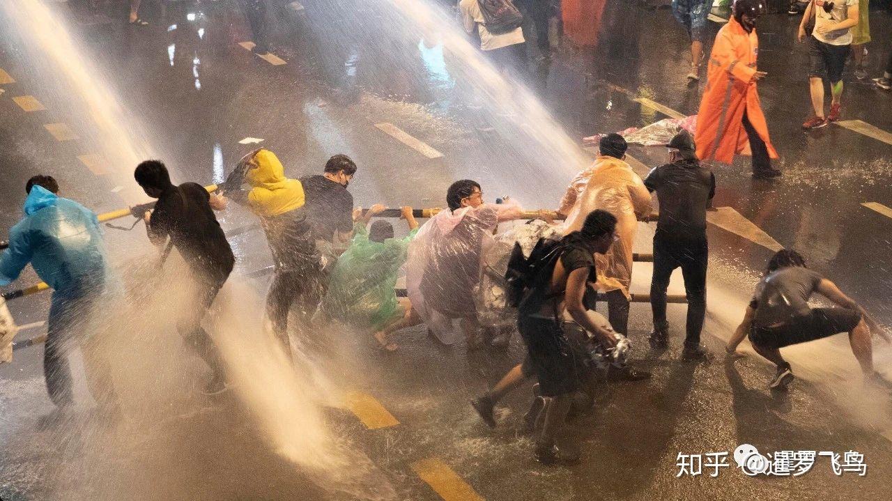 泰国反政府示威升级,警察用水炮驱散人群,被民众骂哭