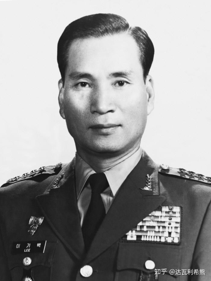 1,陆军参谋总长郑升和大将被连降17级,以二等兵强制退伍,后被全斗焕