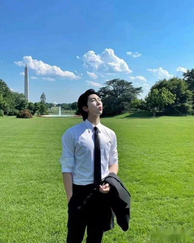 防弹少年团金南俊晒白宫认证照