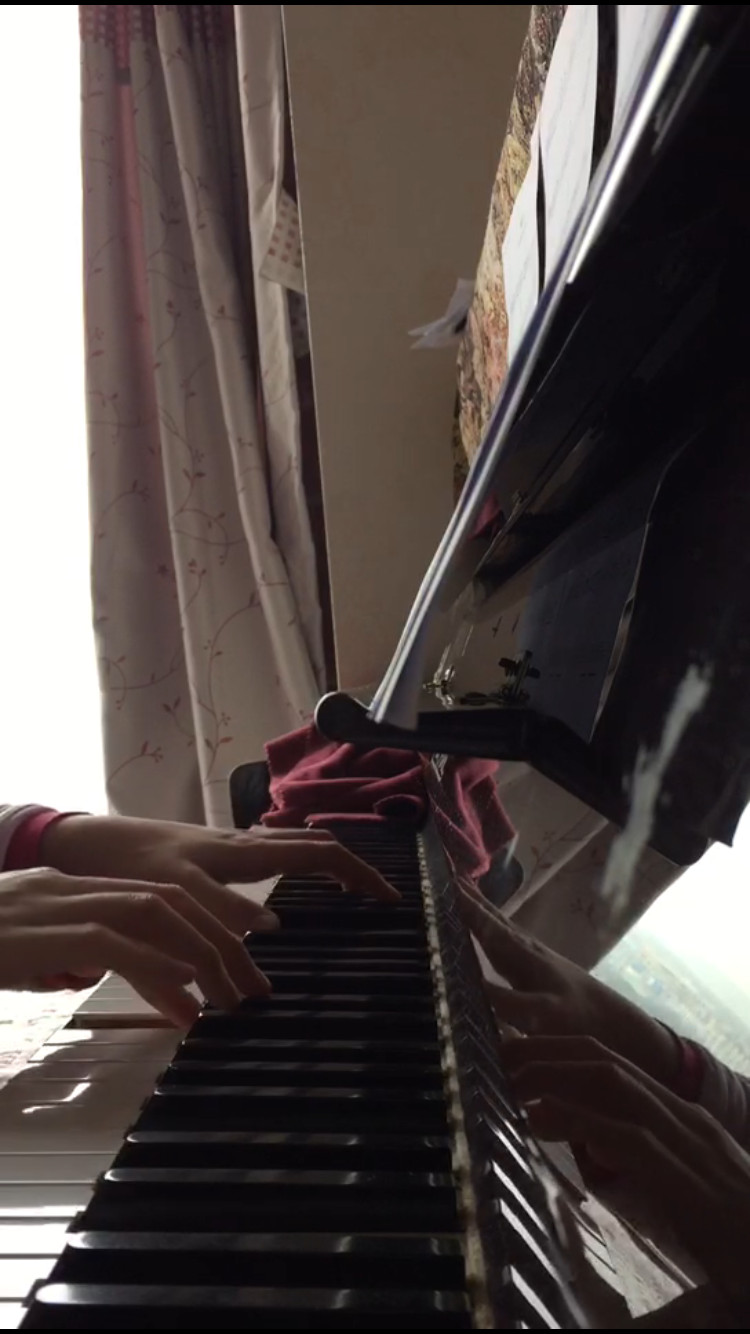 怎么自己用手机录弹钢琴的视频?