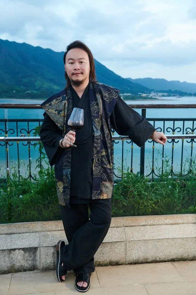 去年轰动香港演艺圈,骗了 4 亿港币的假富豪 " 天仙局 " 的主角黎伟业