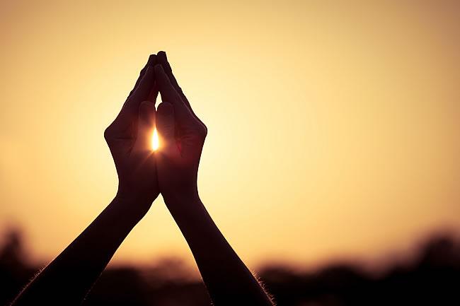 一个人倒过来拿着蜡烛猜成语(3)