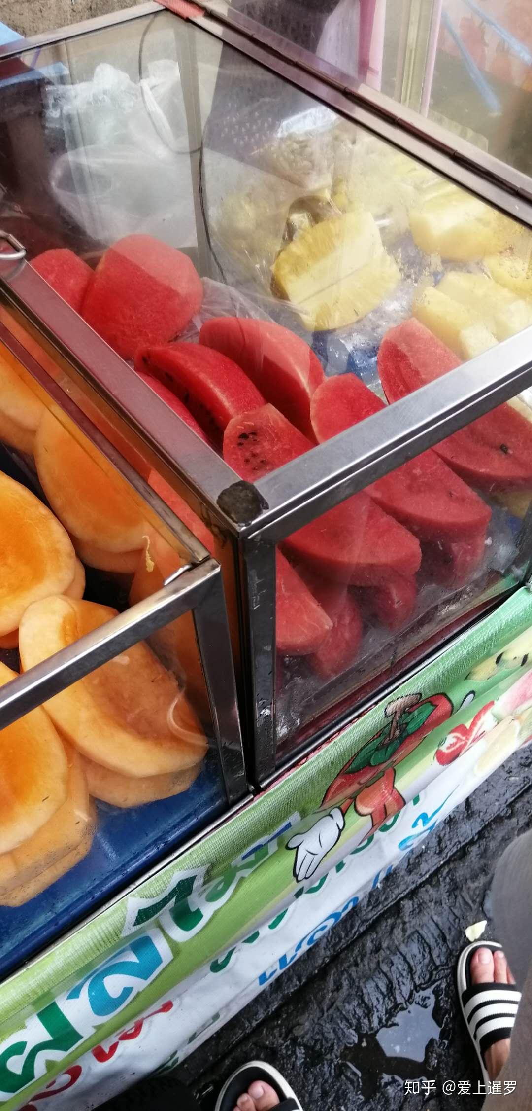 泰国与众不同卖水果的方式 用小推车切成块来卖 便宜好吃!