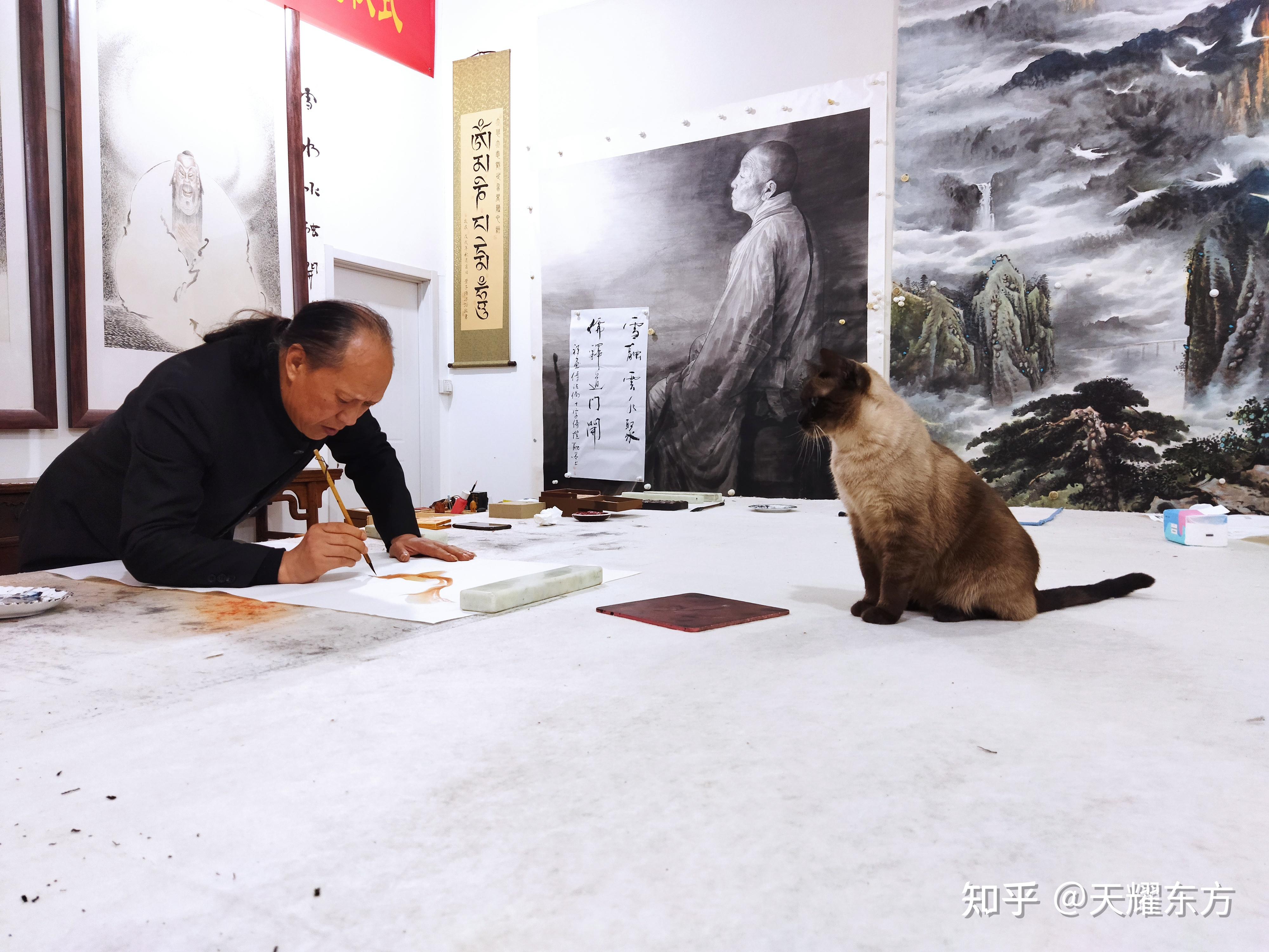 雪鸿先生好客,在宋庄是有口皆碑,所以来雪鸿艺术馆拜访的客人总是隔三