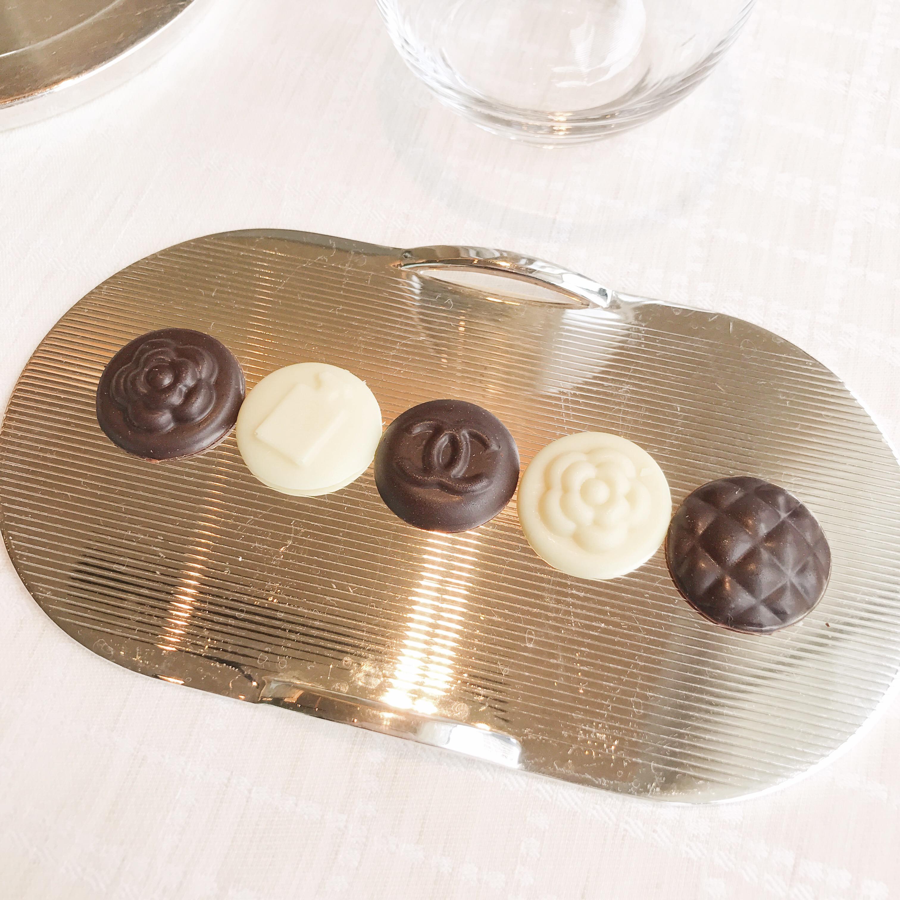 顺便说一句,餐后的红茶相当好喝,餐具也都是香奈儿经典花纹设计,好看