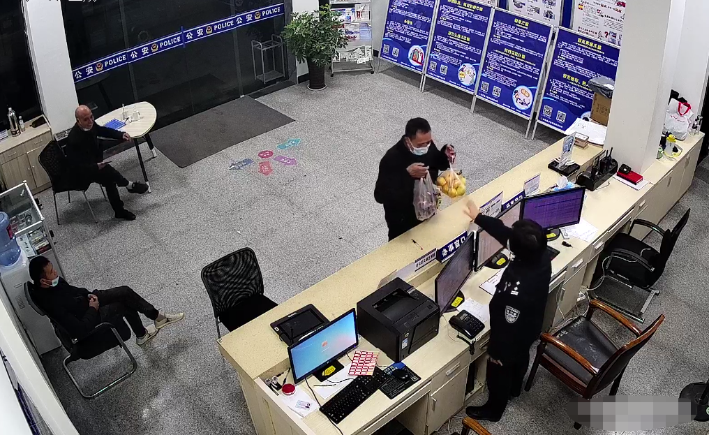 说要感谢救命恩人城南派出所接警大厅走进丽水云和县公安局一位中年