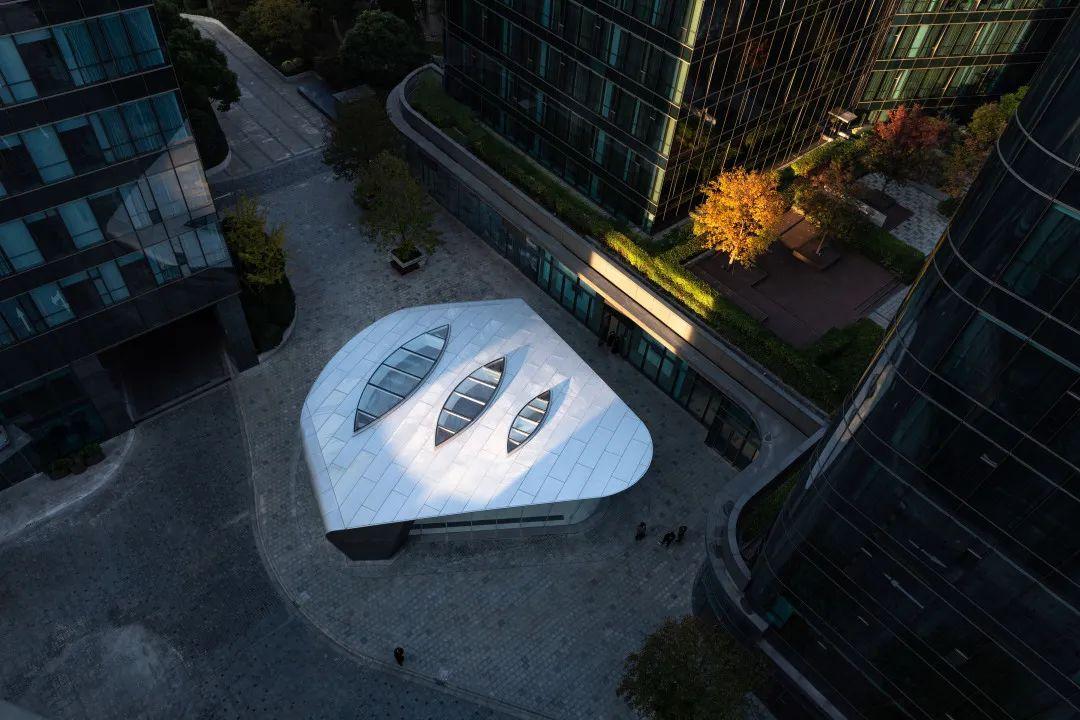 上海虹桥首个当代艺术馆一只机翼跳脱于方盒子城市肌理