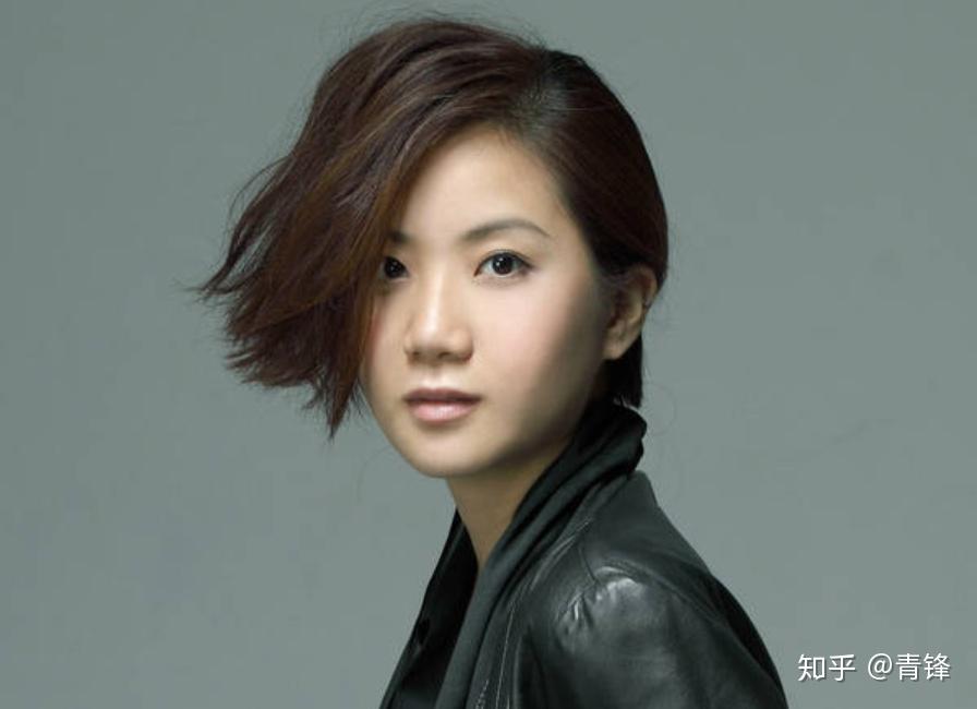 抑郁症的卢凯彤在被黑暗完全吞噬之前,她的女友余静萍为她带来了光明