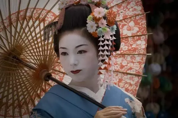 为何浓妆敷面的机器人的京都艺伎妆容那么有名
