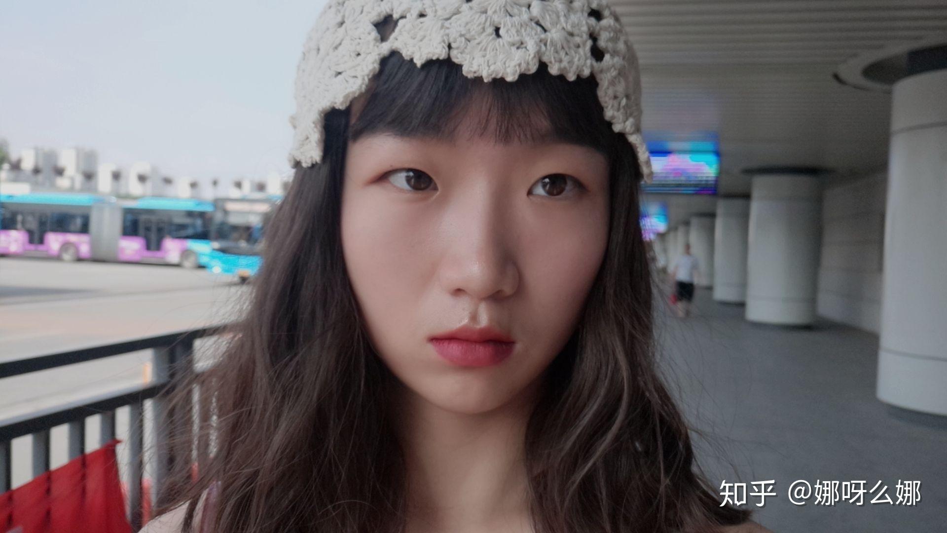 有没有那种单眼皮小眼睛塌鼻梁厚嘴唇但还挺好看的女生?