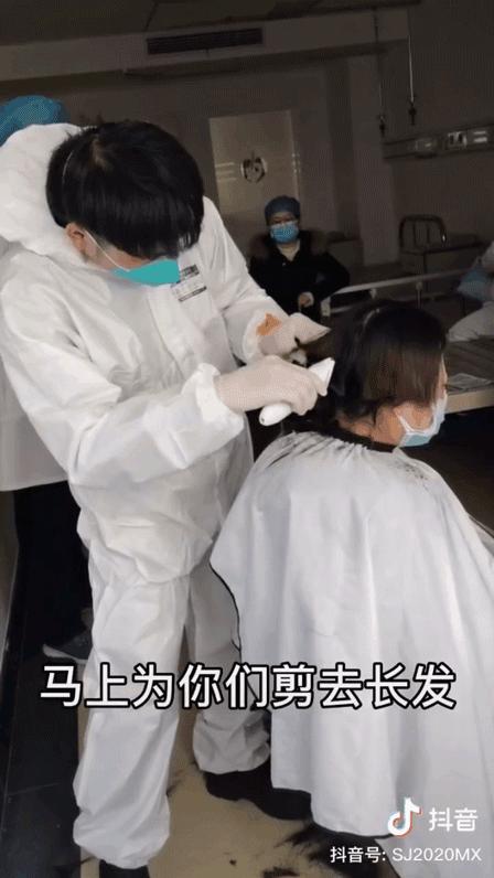 最帅逆行者:我在武汉,为医护人员剪头发