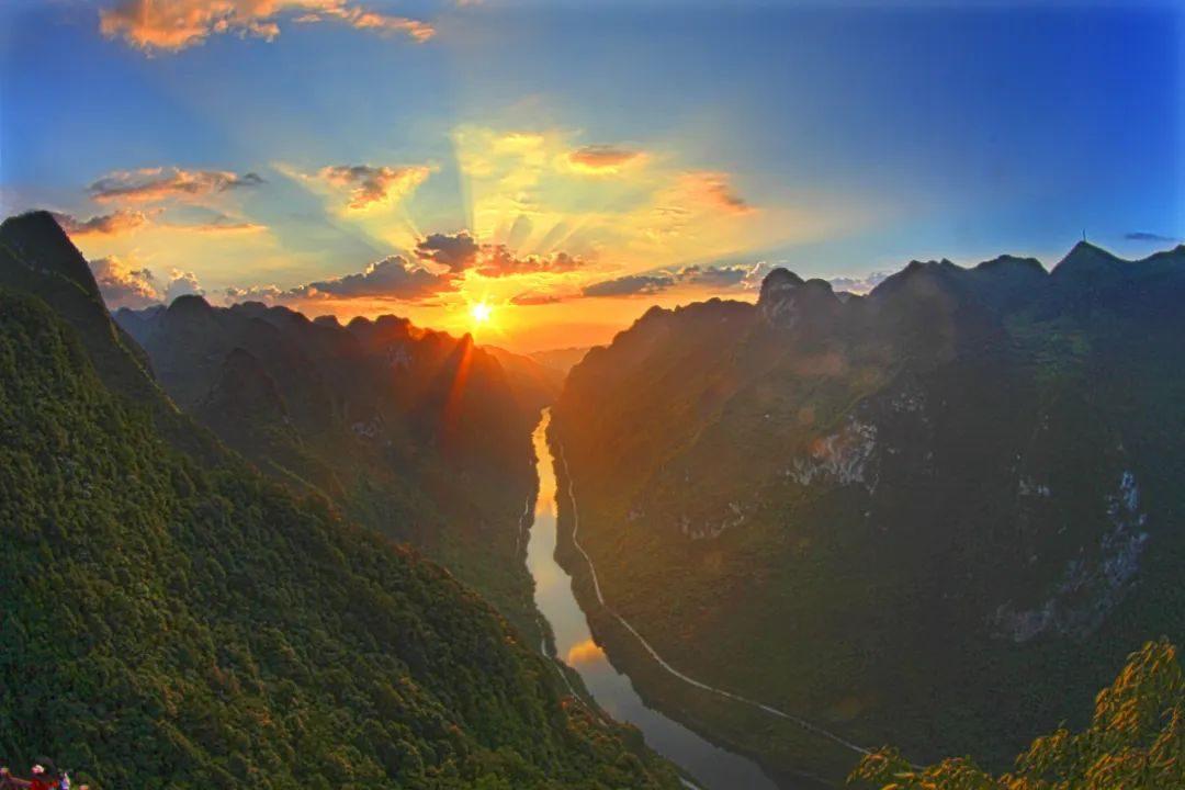 龙滩大峡谷龙门峡两岸山峰对峙,仿佛天门大开,拔地而起,直接带来