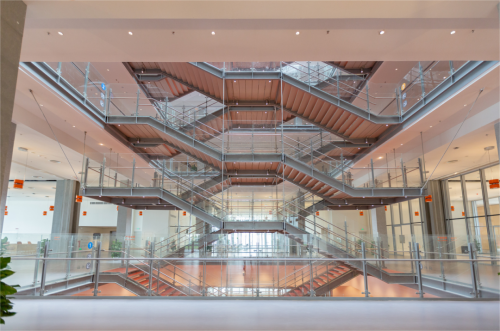 得主伦佐·皮亚诺巧妙地将荟同学校的价值观融入深圳校区的建筑设计中