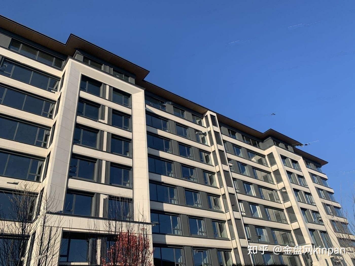 沿袭传统中式建筑白墙黛瓦的冷色调,主要的暖色调只在局部起点睛作用