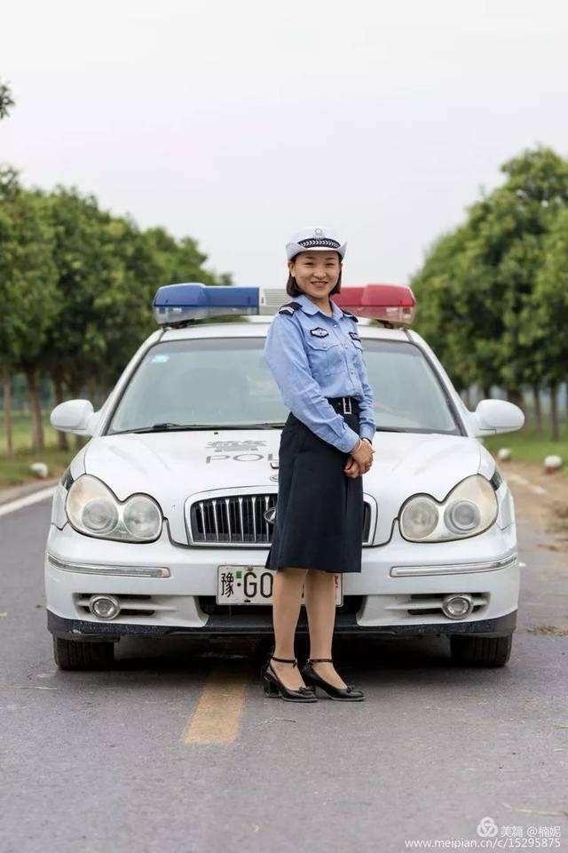 女生去公司上班是不是要穿上丝袜高跟鞋呀?