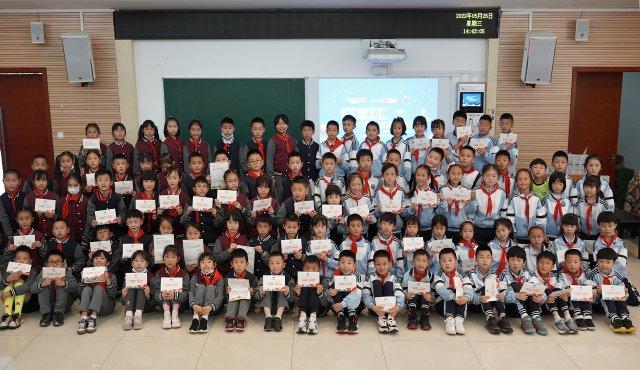 一个人的分享两个人的快乐港湾书架公益项目昆明市明通小学本部爱心季