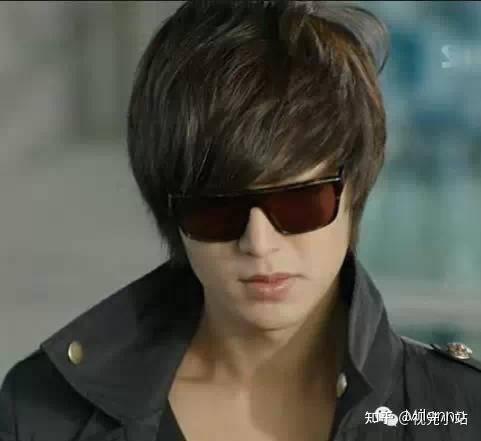 第15名:李敏镐入选理由:形象千变万化,有着别具一格的大叔魅力.