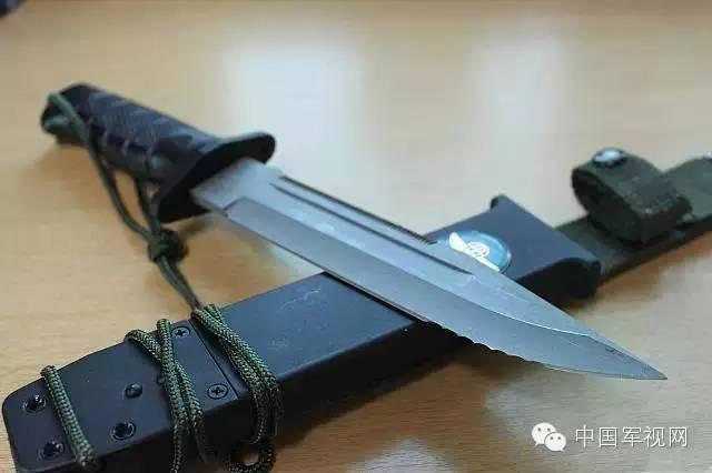 转中国军视网兵器谱空降兵99式伞兵刀