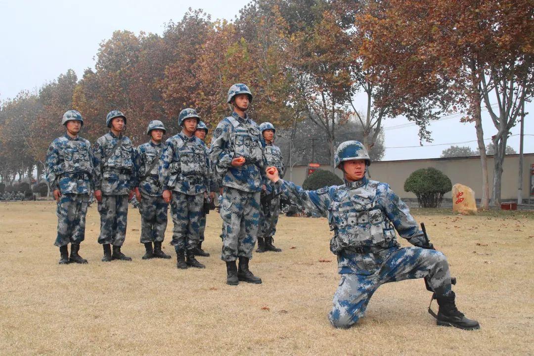 卧姿,跪姿,立姿哪种据枪姿势都要"稳"示范观摩,实装操作熟练掌握战术