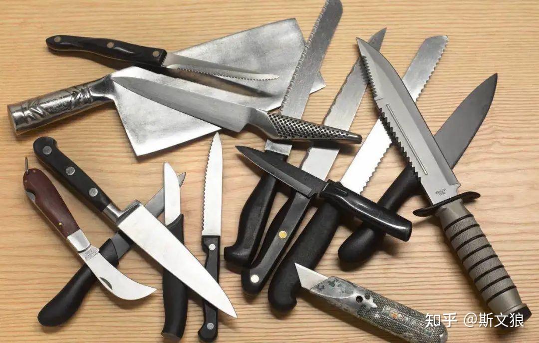 将格斗刀收纳在身上隐蔽位置,不易被觉察上述种类繁复的刀身涂层,几乎