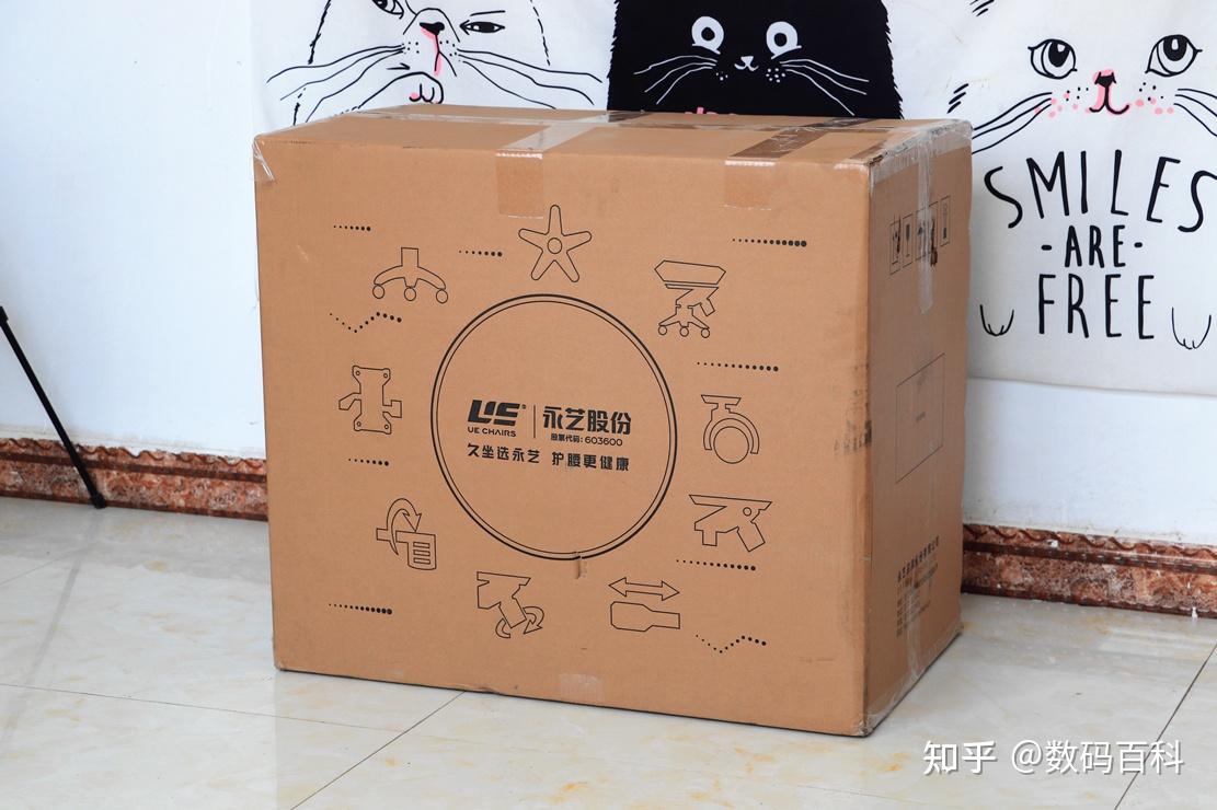 永艺人体工学椅采用主流的大纸箱包装,表面并没有椅子的实物图片,整体