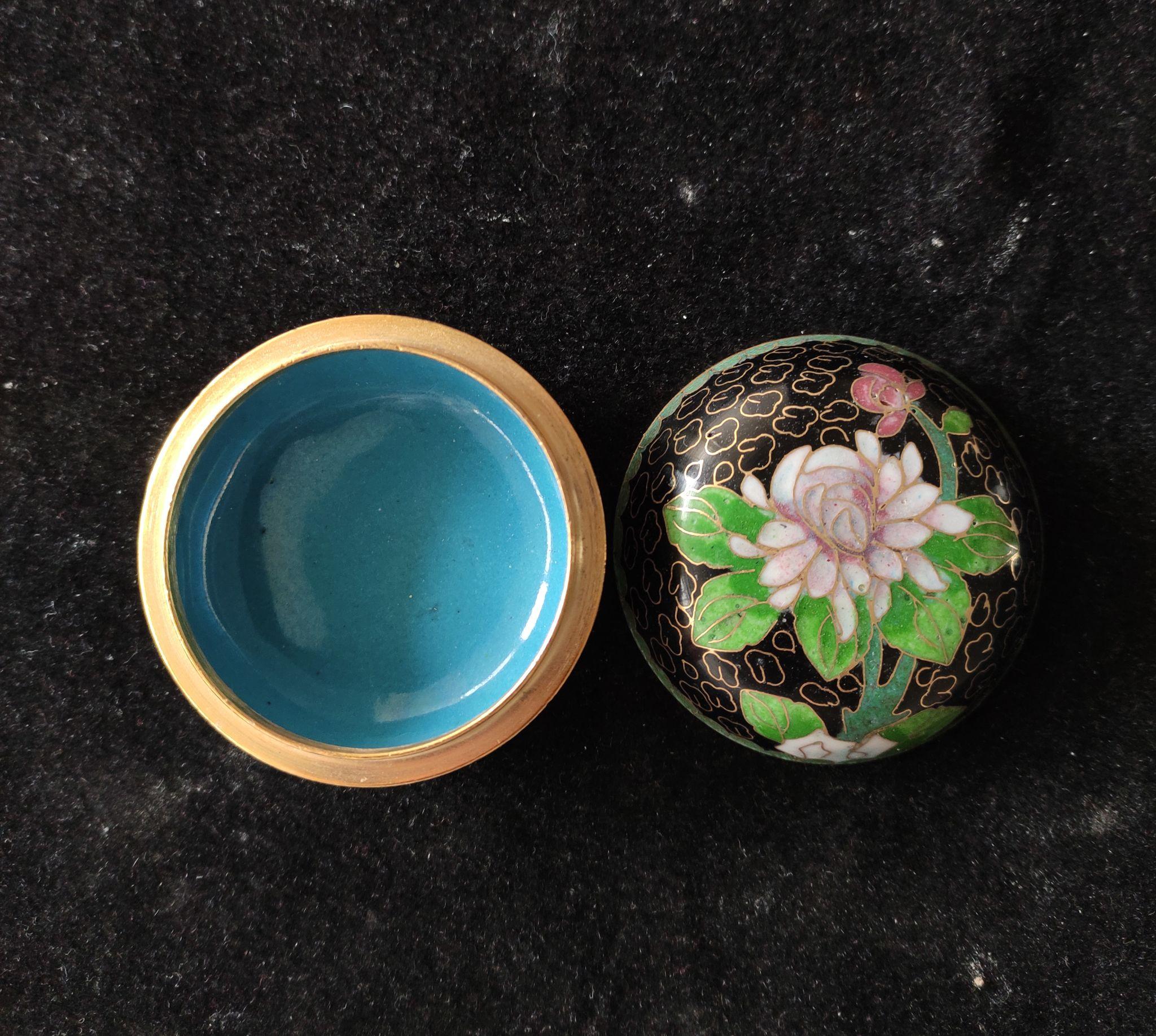 在铜胎上粘出图案花纹,然后用色彩不同的珐琅釉料镶嵌填充在图案中