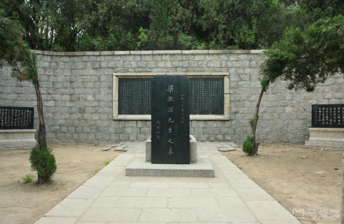 去国二十载,每次回家乡探亲,我都会到梁漱溟先生墓上拜祭.