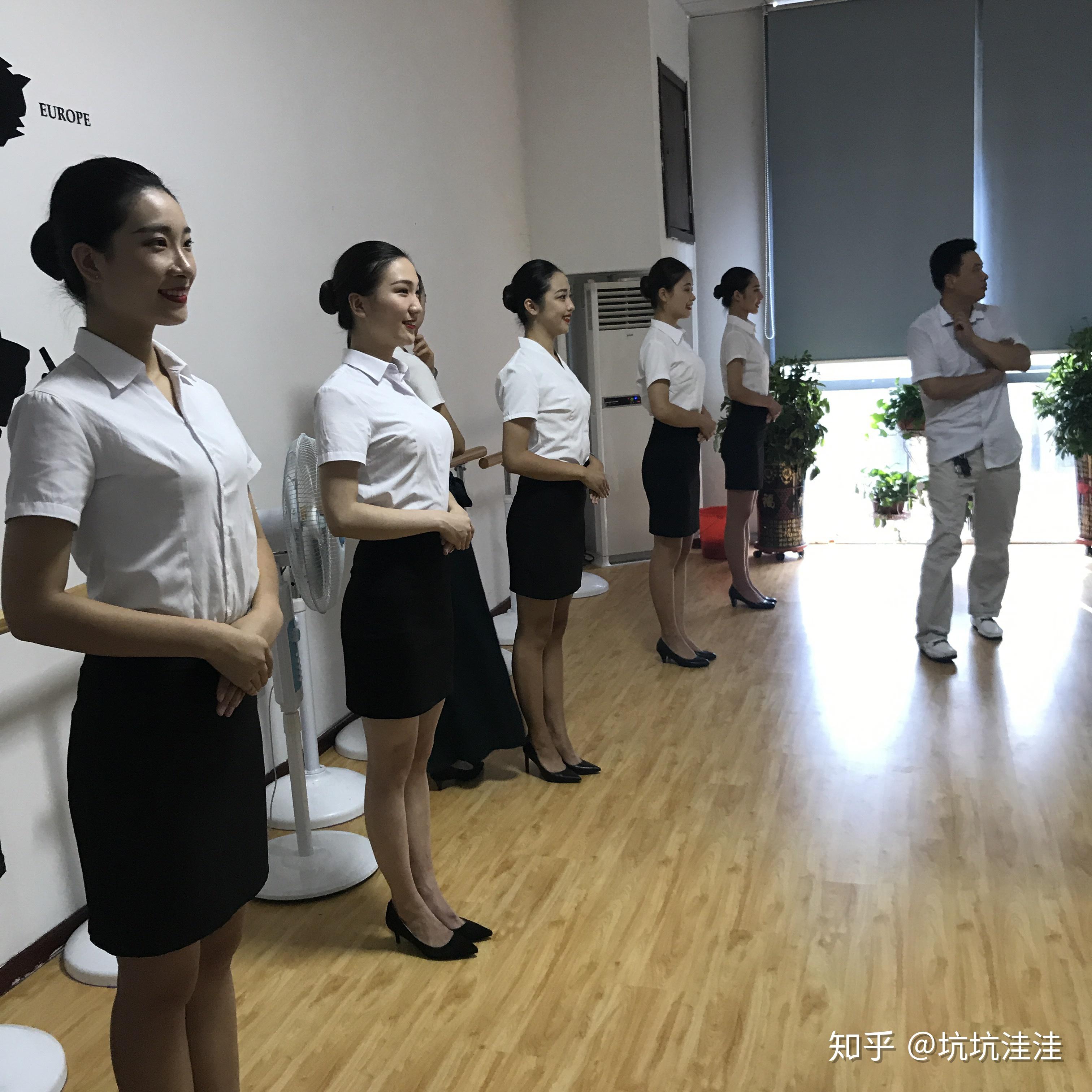 面试通过还要体检初审通过,约时间面试流程:初试,简历和一张无p图全身