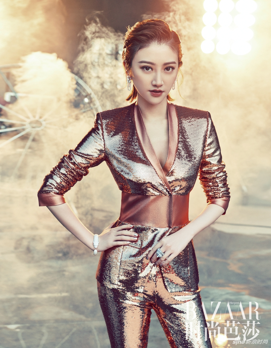 景甜登《时尚芭莎》冷艳演绎未来感大片